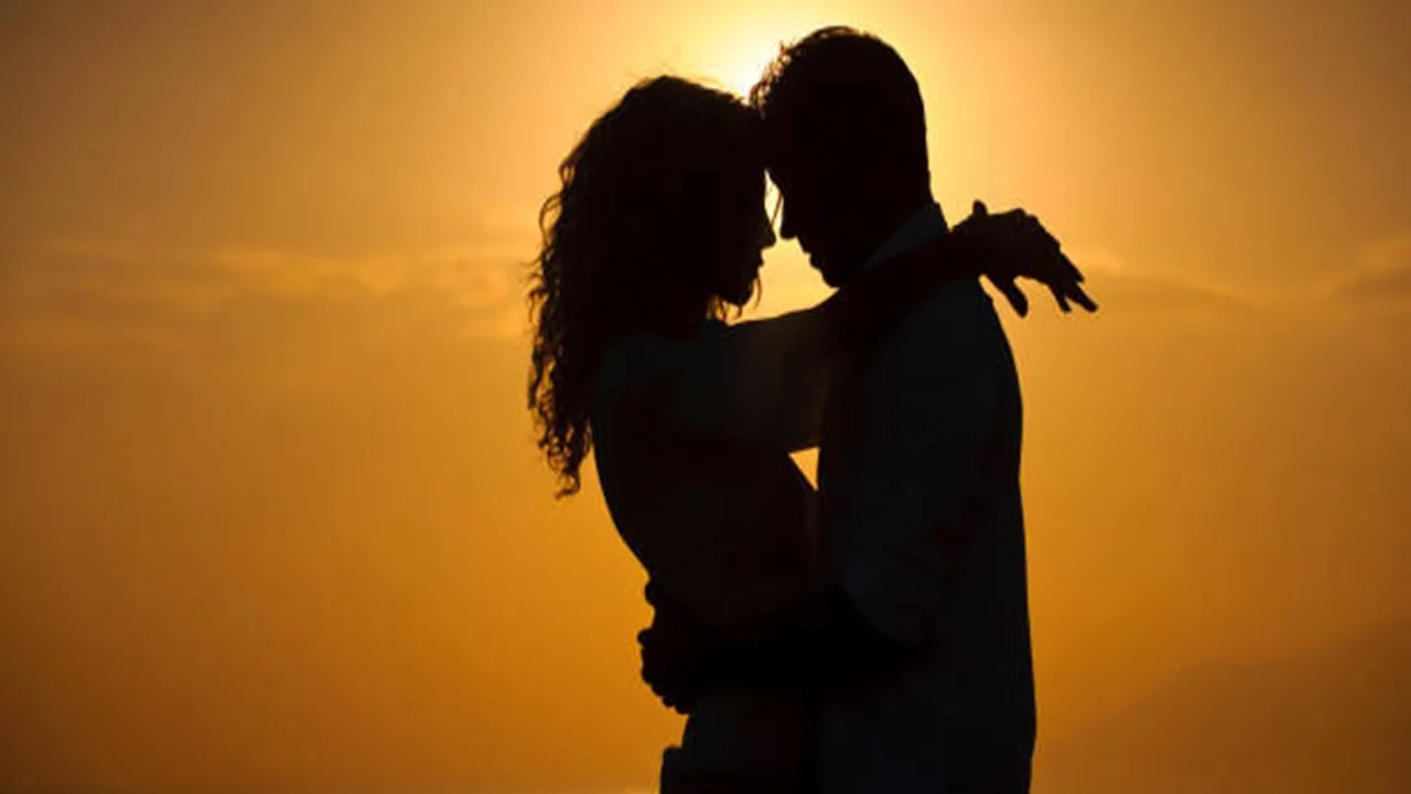  মায়াবি আলোয় আরও কাছাকাছি