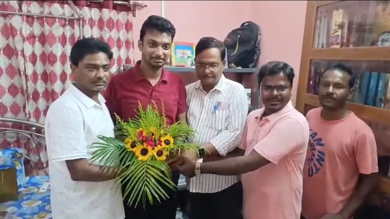 Priyatosh Piplai  ,Diamond Harbour,  WBCS topper,  West Bengal Civil Service  ,Abhishek Banerjee,  Congratulatory message,  Mother's struggle,  Overcoming poverty  ,Success story  ,West Bengal Civil Services,প্রিয়তোষ পিপলাই,  ডায়মন্ড হারবার,  WBCS প্রথম  ,রাজ্য সিভিল সার্ভিস,  অভিষেক বন্দ্যোপাধ্যায়,  অভিনন্দন বার্তা  ,মায়ের সংগ্রাম  ,অভাব অনটন,  সাফল্যের গল্প , পশ্চিমবঙ্গ সিভিল সার্ভিস