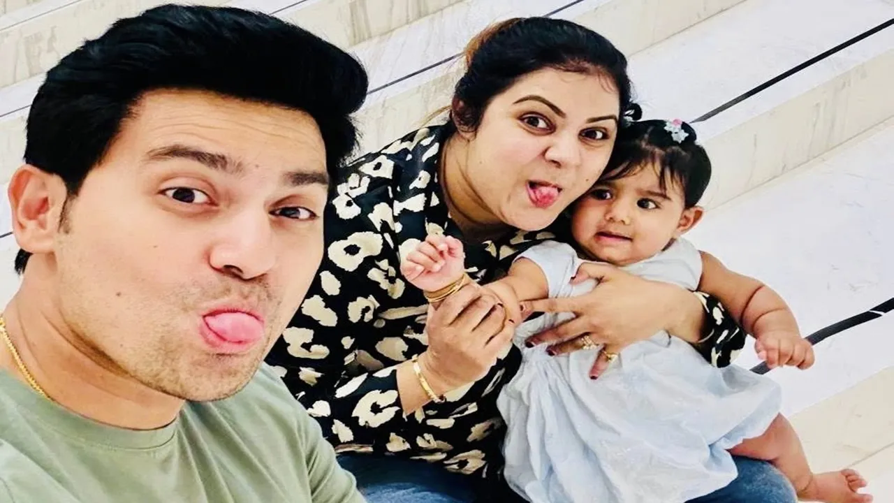 মেয়েকে নিয়ে বাড়ি ফিরছেন