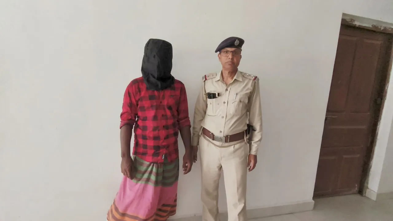 Murshidabad Bangladeshi arrest  ,Raninagar infiltration,  Illegal border crossing,  Fake Aadhaar card  ,Human trafficking network,মুর্শিদাবাদ বাংলাদেশি গ্রেফতার,  রানিনগর অনুপ্রবেশকারী  ,বাংলাদেশি দালাল চক্র,  সীমান্ত পারাপার,  ভুয়ো আধার কার্ড,Murshidabad News