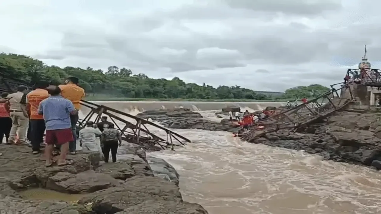 Pune Bridge Collapse 