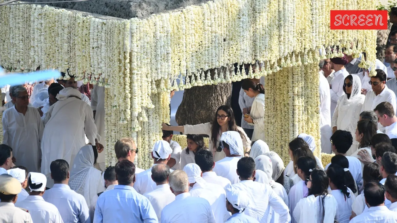 প্রাক্তন স্বামীর শেষ যাত্রায় করিশ্মাকে সামলাতে পাশে করিনা-সইফ