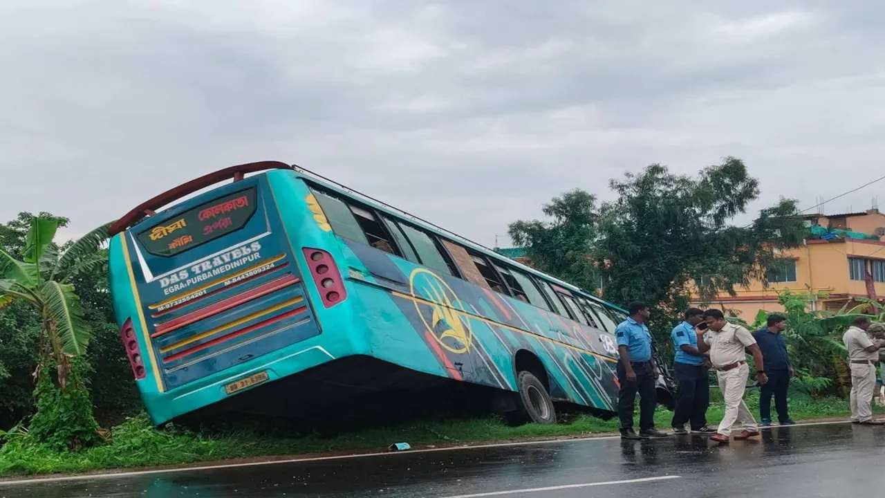 Digha bus accident,  bus overturned into canal,  NH‑116B accident,  Nayanjuli rescue,  Digha‑Nandakumar traffic jam,  Kolkata to Digha bus crash  ,local rescue bus accident , injured passengers Digha route,দিঘা বাস দুর্ঘটনা,  নয়ানজুলিতে বাস উল্টে গেল,  ১১৬বি জাতীয় সড়ক দুর্ঘটনা  ,কাঁথি না‍চিন্দা পথ দুর্ঘটনা,  স্থানীয় উদ্ধার দিঘা পথ,  দিঘা‑নন্দকুমার যানজট,  মারিশদা থানা পুলিশ,  বাস যাত্রী আহত