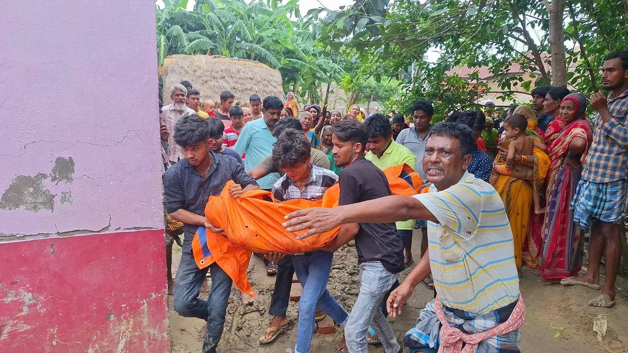 Labhpur Hatia village,  territorial clash,  bomb attack,  2 killed,3 injured,  bomb explosion,  two factions fight  ,police probe,লাভপুর হাতিয়া গ্রাম,  এলাকা দখল সংঘর্ষ,  বোমাবাজি,  নিহত ২  ,আহত ৩  ,বোমা বিস্ফোরণ,  দু’টো গোষ্ঠী সংঘর্ষ  ,পুলিশ তদন্ত,Birbhum News