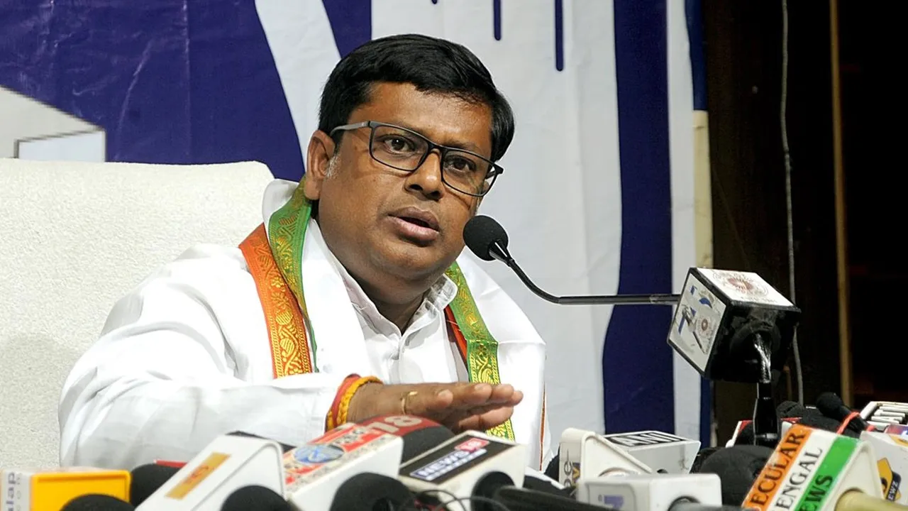 সুকান্ত মজুমদার FIR, BJP কেন্দ্রীয় মন্ত্রী বিতর্ক, আইন শৃঙ্খলা মন্তব্য বিতর্ক, সোনাগাছি যৌনকর্মী মন্তব্য, Sukanta Majumdar sex worker remark, রাজ্য রাজনীতি বিতর্ক ২০২৫, Mamata Banerjee vs BJP, TMC প্রতিবাদ Sukanta মন্তব্য, FIR against Union Minister BJP, সুকান্ত মজুমদার তৃণমূল বিরোধ, Shashi Panja reacts Sukanta remark, Kunal Ghosh on Sukanta Majumdar, অনুব্রত মণ্ডল মন্তব্য বিতর্ক, পশ্চিমবঙ্গ রাজনীতি June 2025, BJP TMC Political Controversy