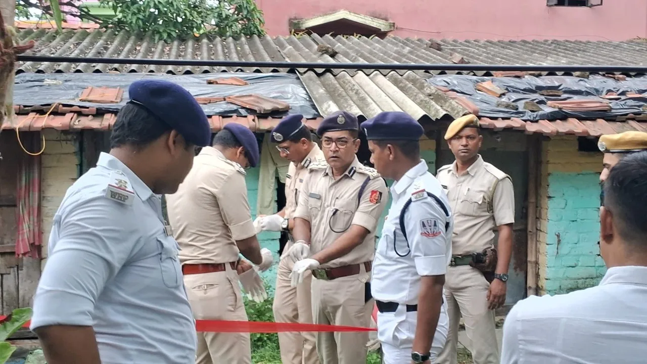 Baidyabati couple found dead July 3 2025,Manish Bhaduri Aparna Majhi body recovered Hooghly,Baidyabati mysterious death July 2025,Hooghly Baidyabati double death investigation,Manish and Aparna killed Hooghly,বৈদ্যবাটিতে যুগলের দেহ উদ্ধার ৩ জুলাই ২০২৫,মণীশ ভাদুড়ি অপর্ণা মাঝি মৃতদেহ হুগলি,বৈদ্যবাটি রহস্যমৃত্যু যুগল সংবাদ,হুগলি বৈদ্যবাটি গৃহহত্যা তদন্ত,মণীশ অপর্ণা ধারালো অস্ত্র ঝগড়া