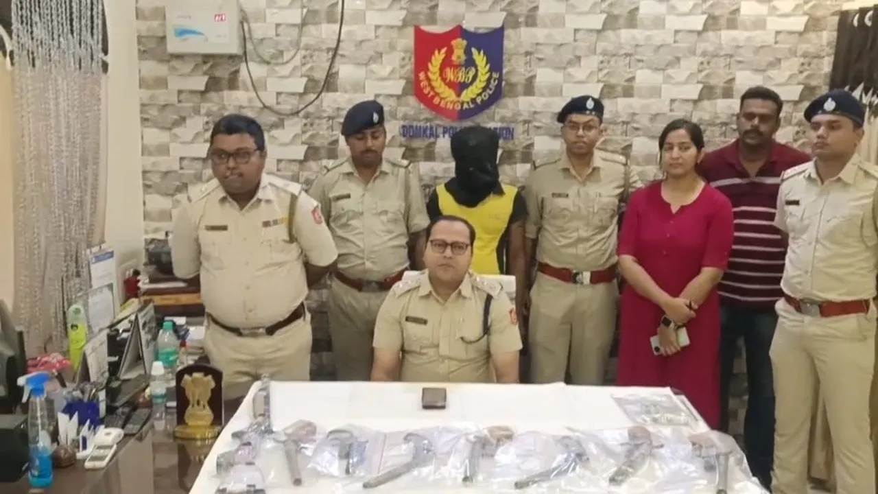Domkal illegal arms recovery,  Murshidabad arms factory bust,  Siraj Mondal arrested  ,fake currency seized Domkal , Domkal police raid  ,illegal firearms manufacturing,  pipe guns seized,arms smuggling Murshidabad,  Munger arms racket,ডোমকল অস্ত্র উদ্ধার,  মুর্শিদাবাদ বেআইনি অস্ত্র  ,অস্ত্র তৈরির কারখানা,  জাল নোট উদ্ধার,  সিরাজ মণ্ডল গ্রেপ্তার,  ডোমকল পুলিশ অভিযান,  মুঙ্গের অস্ত্র চক্র,  পাইপগান উদ্ধার  ,অস্ত্র পাচার মুর্শিদাবাদ