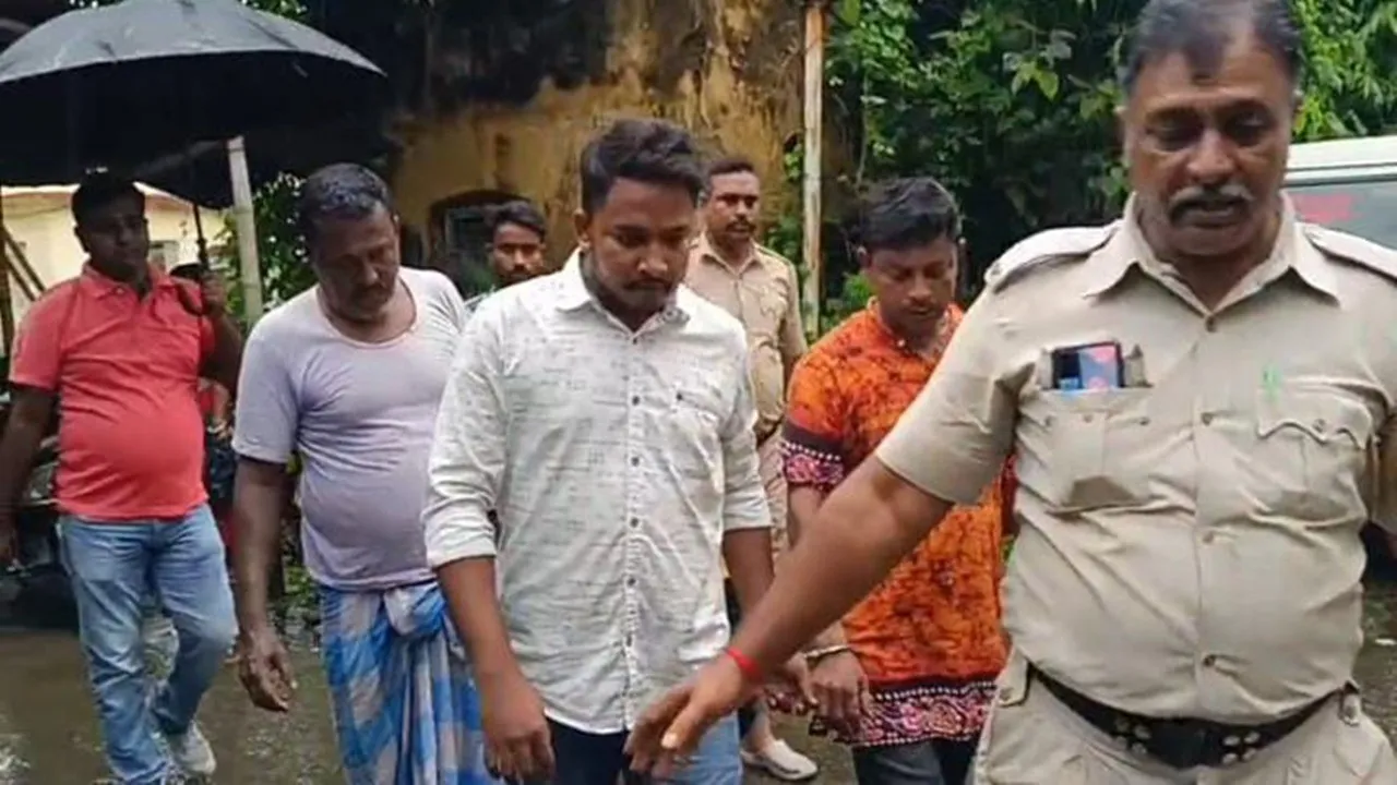 Siddiqullah Chowdhury convoy attack,  5 arrested,  Purba Bardhaman Monteswar,  TMC supporters arrested  ,stones and sticks,  black flag protest  ,minister injured,  police raid,সিদ্দিকুল্লা চৌধুরী কনভয়ে হামলা  ,পূর্ববর্ধমান মন্তেশ্বর,  ধৃত ৫  ,তৃণমূল কর্মী গ্রেপ্তার  ,গাড়িতে ইট, লাঠি হামলা,  কালো পতাকা,  পুলিশ অভিযান,  মন্ত্রী আহত