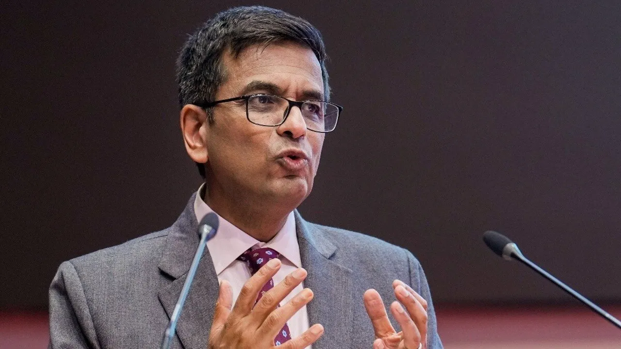 DY Chandrachud Bungalow Eviction  Supreme Court vs Ex-CJI  Lutyens Delhi Government Bungalow  Supreme Court Judges Rule 3B  চন্দ্রচূদের সরকারি বাসভবন  সুপ্রিম কোর্ট নির্দেশ প্রধান বিচারপতি  বিচারপতির কন্যার স্বাস্থ্য সমস্যা  কৃষ্ণ মেনন মার্গ বাসভবন  মোদী সরকার ও বিচার বিভাগ  প্রাক্তন প্রধান বিচারপতির বিতর্ক
