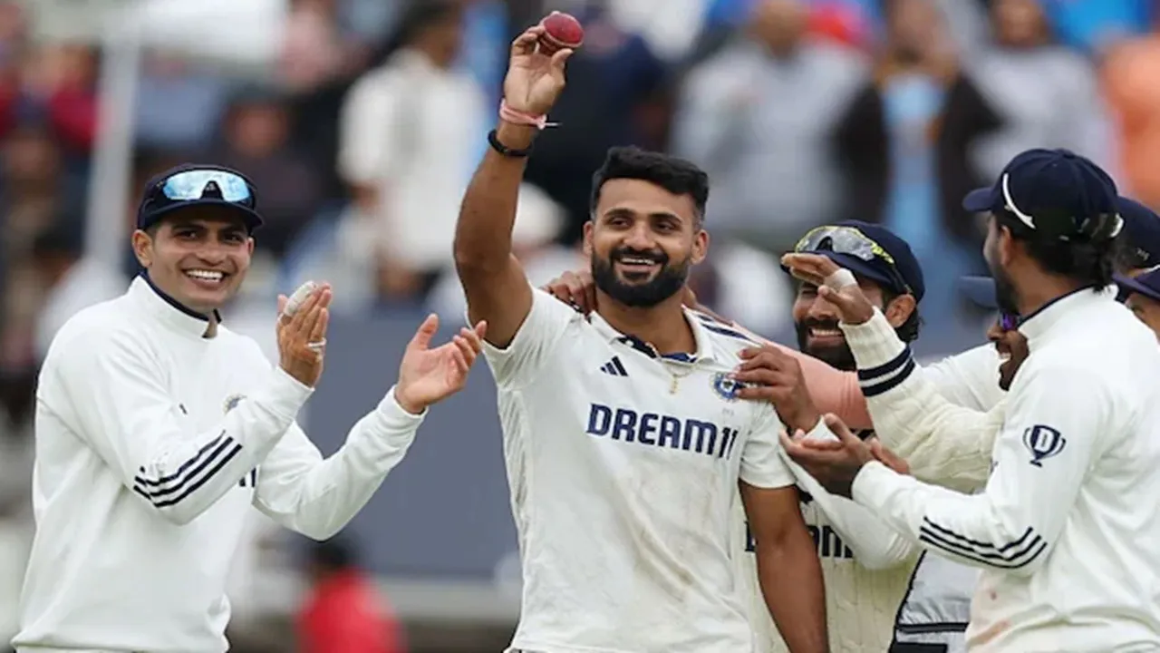 Akash Deep Net Worth: বাংলার হয়ে ঘরোয়া ক্রিকেট খেলেও তিনি মোটা টাকা রোজগার করেন