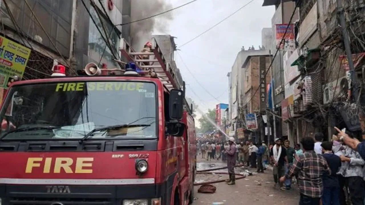 "Delhi Rains, Delhi weather, waterlogging, traffic advisory, delhi rains live update, Delhi weather updates, IMD, yellow alert, Delhi news, Noida news, Gurgaon news, Faridabad news, Ghaziabad news, Delhi Sadar Bazar Fire News, Sadar Bazar Fire News, Delhi News, Delhi breaking news, delhi news, Sadar Bazar fire,Delhi Fire Service,fire accident Delhi,Sadar Bazar shop fire,Old Delhi fire,fire in Delhi" /><meta name="keywords" content="Delhi Rains, Delhi weather, waterlogging, traffic advisory, delhi rains live update, Delhi weather updates, IMD, yellow alert, Delhi news, Noida news, Gurgaon news, Faridabad news, Ghaziabad news, Delhi Sadar Bazar Fire News, Sadar Bazar Fire News, Delhi News, Delhi breaking news, delhi news, Sadar Bazar fire,Delhi Fire Service,fire accident Delhi,Sadar Bazar shop fire,Old Delhi fire,fire in Delhi"