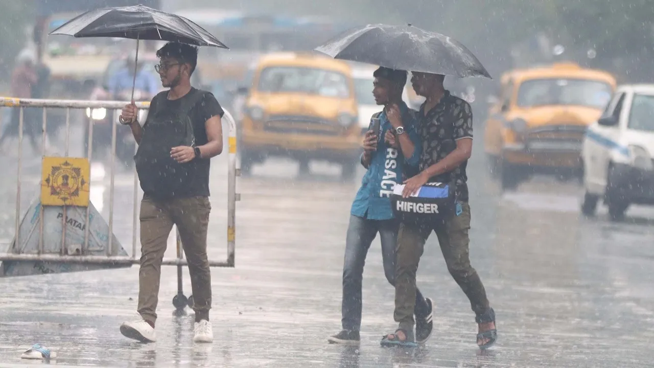 কলকাতা আবহাওয়া, ভারী বৃষ্টি, জলমগ্নতা, ১৩ জুলাই আবহাওয়া পূর্বাভাস, কলকাতা রেন আপডেট, কলকাতা তাপমাত্রা, Kolkata Weather Update, Rain in Kolkata, Kolkata Rain Forecast, AQI.in