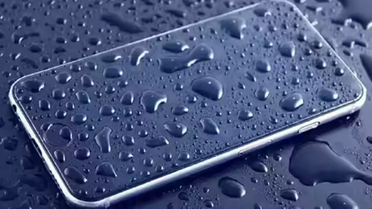 wet phone tips in bengali, ফোন ভিজে গেলে করণীয়, ফোন ভিজে গেলে কী করবেন, বর্ষায় ফোন রক্ষা, স্মার্টফোন ভিজে গেলে করণীয়, ফোন বাঁচানোর উপায়, ফোন রেইন ড্যামেজ সমাধান, wet phone tips in bengali, smartphone safety in rain.