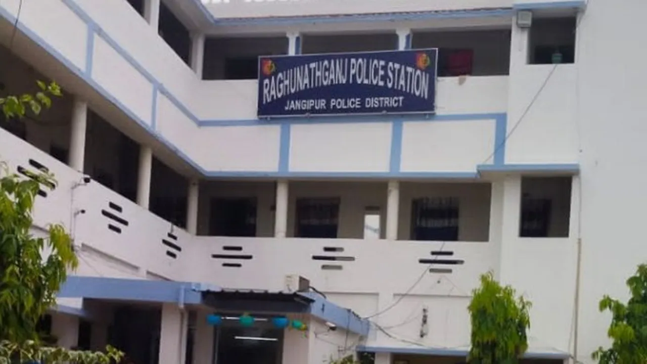 Murshidabad Raghunathganj arrested three Bangladeshis  ,cattle smuggling Raghunathganj,  illegal border entry India Bangladesh  ,Kutubpur ghat police operation  ,Bangladeshi traffickers arrested West Bengal,মুর্শিদাবাদ রঘুনাথগঞ্জ এসআইও পুলিশ,  তিন বাংলাদেশি গ্রেফতার,  গরু পাচার অভিযোগ,  অবৈধ অনুপ্রবেশ,  কুতুবপুর ঘাট  ,রঘুনাথগঞ্জ থানার অভিযান,  চাঁপাইনবাবগঞ্জ ব্যাচগ্রাউন্ড