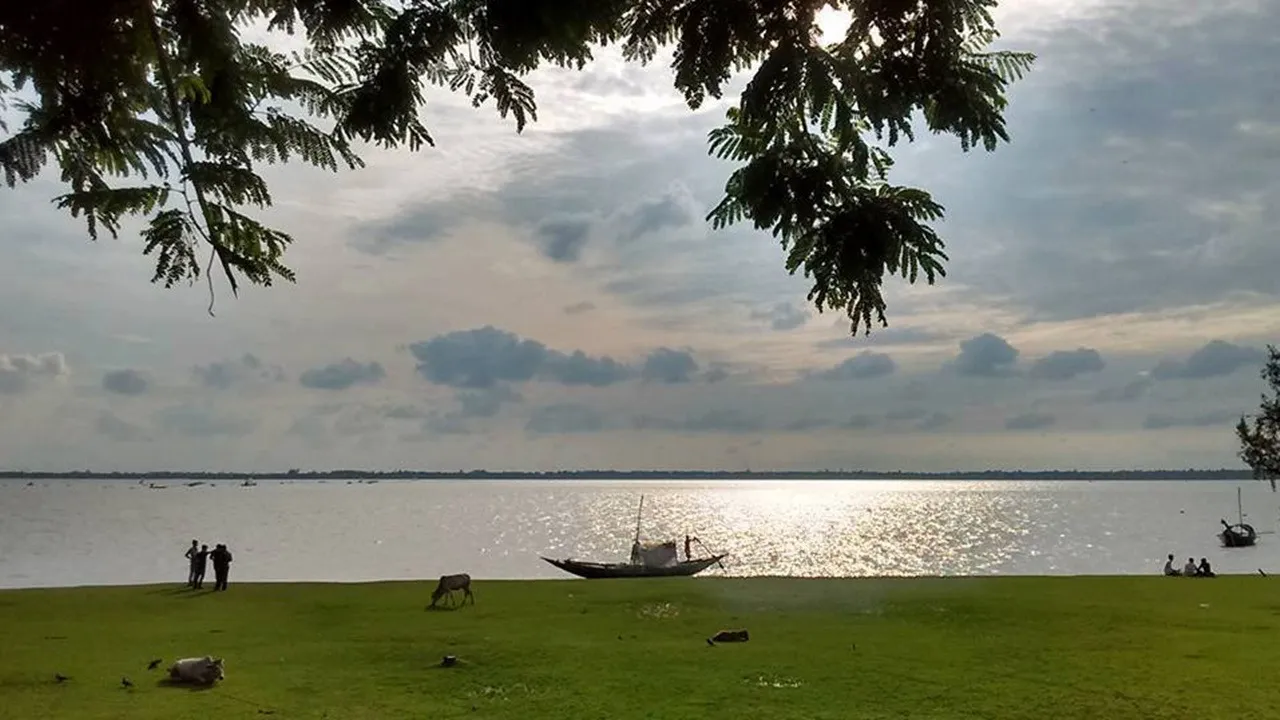 Garhchumuk travel,  Monsoon trip near Kolkata,  Weekend getaway from Kolkata,  Garhchumuk waterfall,  Places to visit near Kolkata in monsoon,Nature trip West Bengal,  Offbeat monsoon destination,  Picnic spot near Kolkata  ,Rainy season travel Bengal  ,Scenic spot Garhchumuk,গড়চুমুক ভ্রমণ  ,বর্ষায় গড়চুমুক,  কলকাতার কাছের মনোরম স্থান  ,বর্ষাকালীন ভ্রমণ স্থান  ,গড়চুমুক পিকনিক স্পট  ,হুগলির প্রাকৃতিক সৌন্দর্য,  গড়চুমুক ঘোরার অভিজ্ঞতা,  weekend trip গড়চুমুক,  হুগলির জলপ্রপাত বর্ষায়  ,কাছাকাছি বর্ষার গন্তব্য