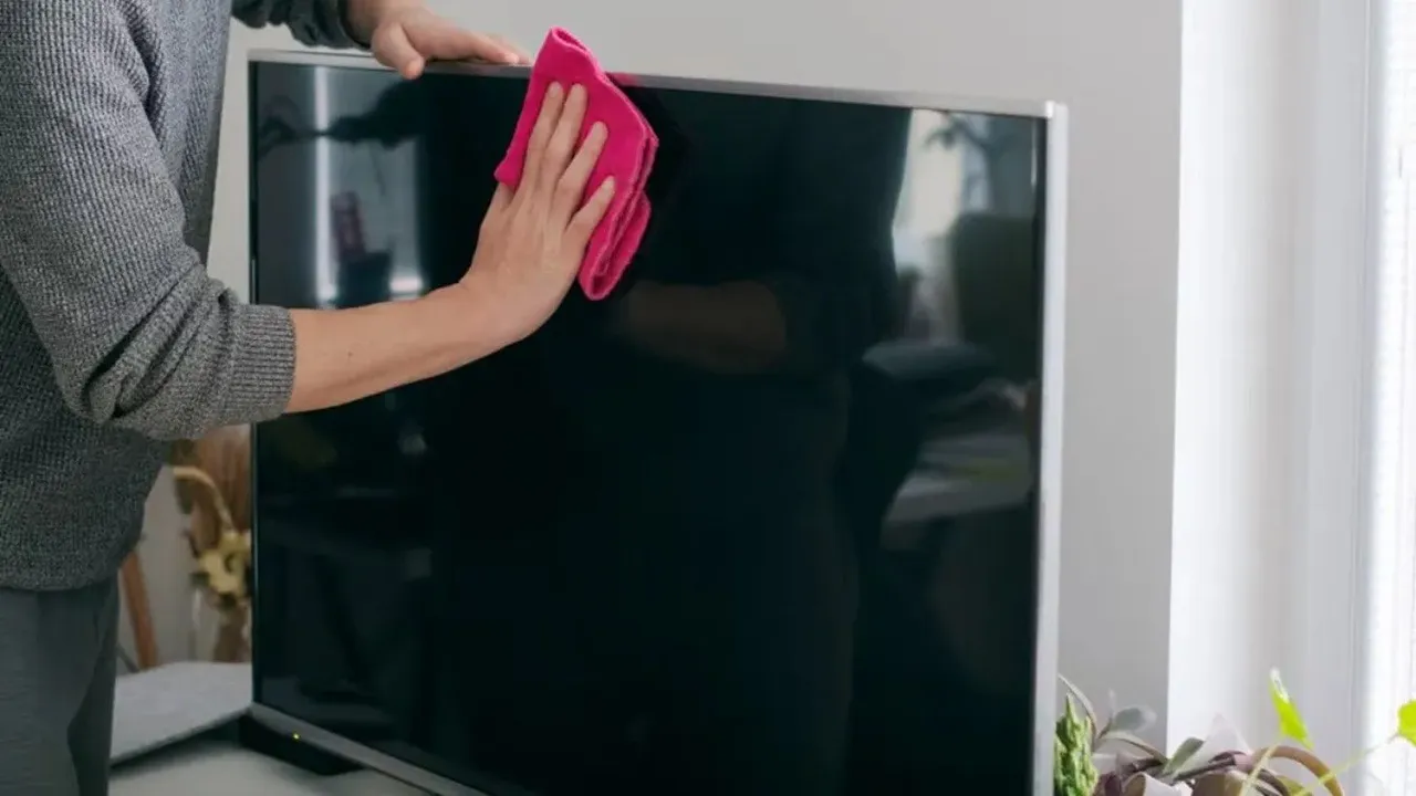 TV screen cleaning tips, how to clean a smart TV, cleaning techniques for smart TVs, cleaning products to avoid for TV screens,