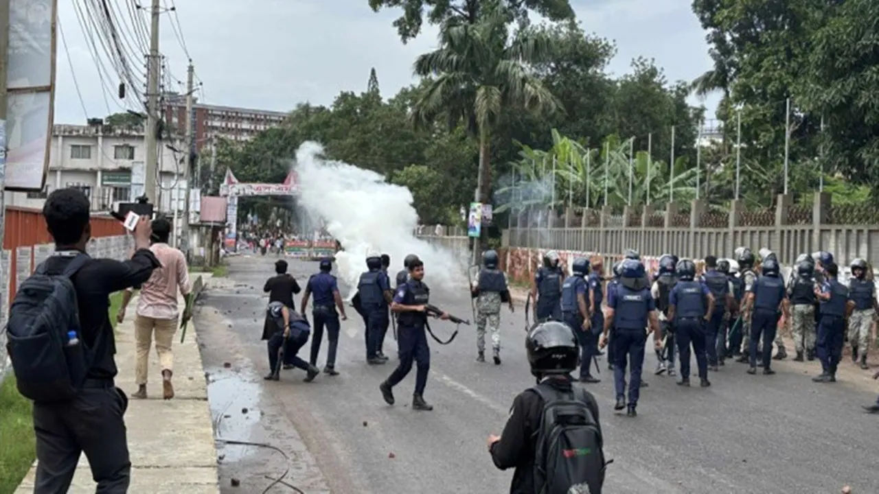 Gopalganj clash Bangladesh  ,curfew imposed Gopalganj,  Awami League violence,  security forces Gopalganj protest , National Citizen Party rally clash,  genocide accusation Awami League,  law enforcement vs AL activists,গোপালগঞ্জ সংঘর্ষ  ,কারফিউ জারি গোপালগঞ্জে,  আওয়ামী লীগ ও পুলিশের সংঘাত,  জন নাগরিক পার্টির পদযাত্রা হামলা,  গণহত্যার অভিযোগ আওয়ামী লীগের বিরুদ্ধে,  আইনশৃঙ্খলা বাহিনীর অভিযান