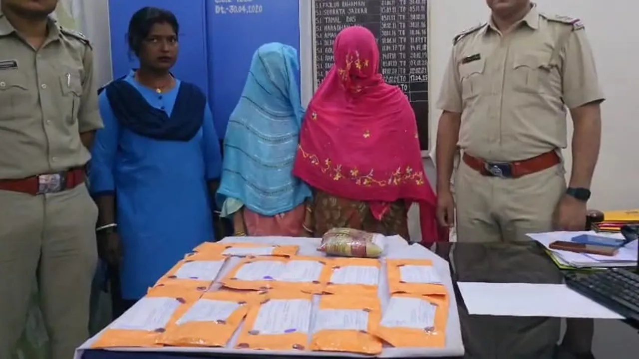 Fake currency racket,  Malda fake note case,  Two women arrested in Malda,  Counterfeit currency arrest  ,Malda housewives in fake note scam,  Women caught smuggling fake notes,  Malda fake currency network  ,Black money operation Malda  ,Female accused in fake note case,  Fake money seizure Bengal,জালনোট পাচার  ,মালদায় জালনোট কাণ্ড  ,দুই বধূ গ্রেফতার,  জালনোট চক্র মালদা  ,মহিলা জালনোট পাচারকারী  ,মালদার কালোবাজারি,  জাল টাকা উদ্ধার  ,জালনোট মামলায় মহিলা গ্রেফতার  ,মালদায় জালনোট অভিযান  ,জালনোটে নারীদের ভূমিকা