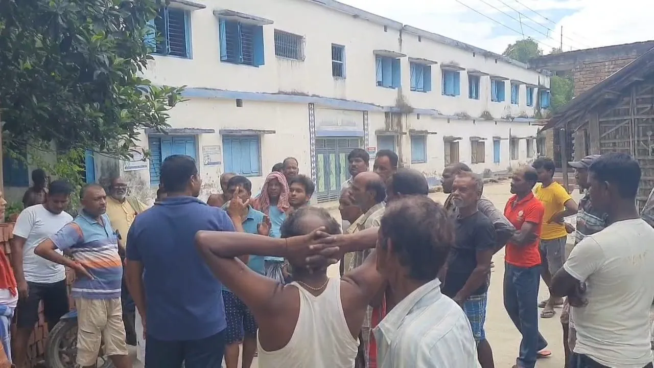 Malda, Manikchak, school, indecent behavior with girl students, teacher accused, complaint against teacher, student safety, West Bengal education department, sexual harassment, school scandal,মালদা, মানিকচক, স্কুল, ছাত্রীদের অশালীন আচরণ, শিক্ষক অভিযুক্ত, শিক্ষকের বিরুদ্ধে অভিযোগ, ছাত্রীর নিরাপত্তা, পশ্চিমবঙ্গ শিক্ষা দপ্তর, যৌন হয়রানি, বিদ্যালয় কেলেঙ্কারি