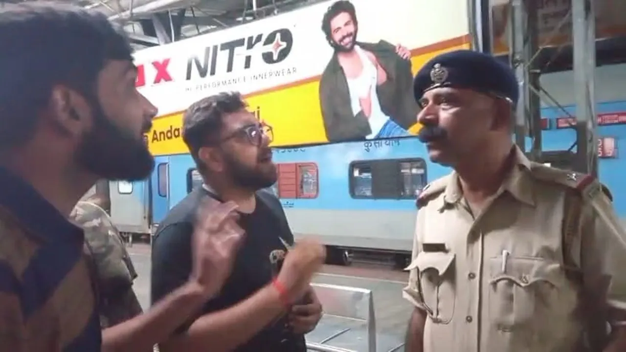 North Bengal Express cockroach issue, NJP Sealdah Express protest, Cockroach in AC coach train, Malda Town station passenger protest, Railway hygiene issue India, AC coach bugs protest, NJP to Sealdah train incident, Railway complaint unaddressed, Eastern Railway Malda Division, Sealdah-bound train hygiene issue