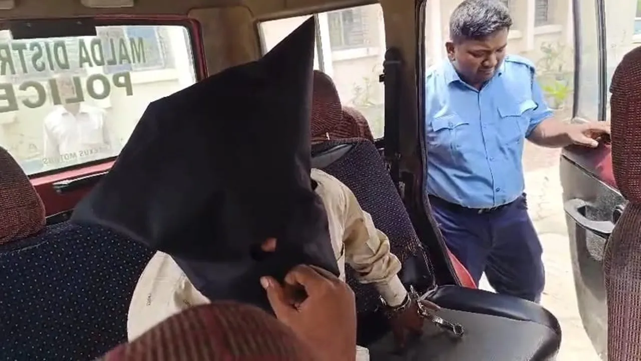 Malda rape case, youth arrested, in-laws house, sexual assault allegation, Malda crime news, domestic crime, police arrest, family dispute, West Bengal crime, legal action,মালদা ধর্ষণ মামলা, যুবক গ্রেফতার, শ্বশুরবাড়ি থেকে গ্রেফতার, যৌন হেনস্থার অভিযোগ, মালদা অপরাধ সংবাদ, পারিবারিক অপরাধ, পুলিশি গ্রেফতার, পারিবারিক বিবাদ, পশ্চিমবঙ্গ অপরাধ, আইনি পদক্ষেপ