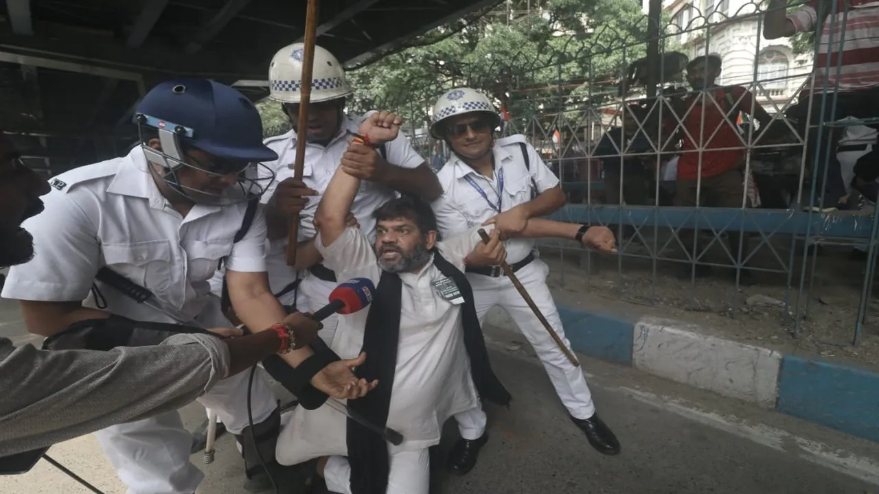 5 August 2025, Kolkata, RG Kar incident, protest, Nabanna march, tense situation,Nabanna Abhijan 2025, Nabanna Abhijan, Nabanna Abhijan kolkata, bjp, suvendu Adhikari,৫ অগাস্ট ২০২৫, কলকাতা, আরজি কর কাণ্ড, প্রতিবাদ, নবান্ন অভিযান, ধুন্ধুমার পরিস্থিতি