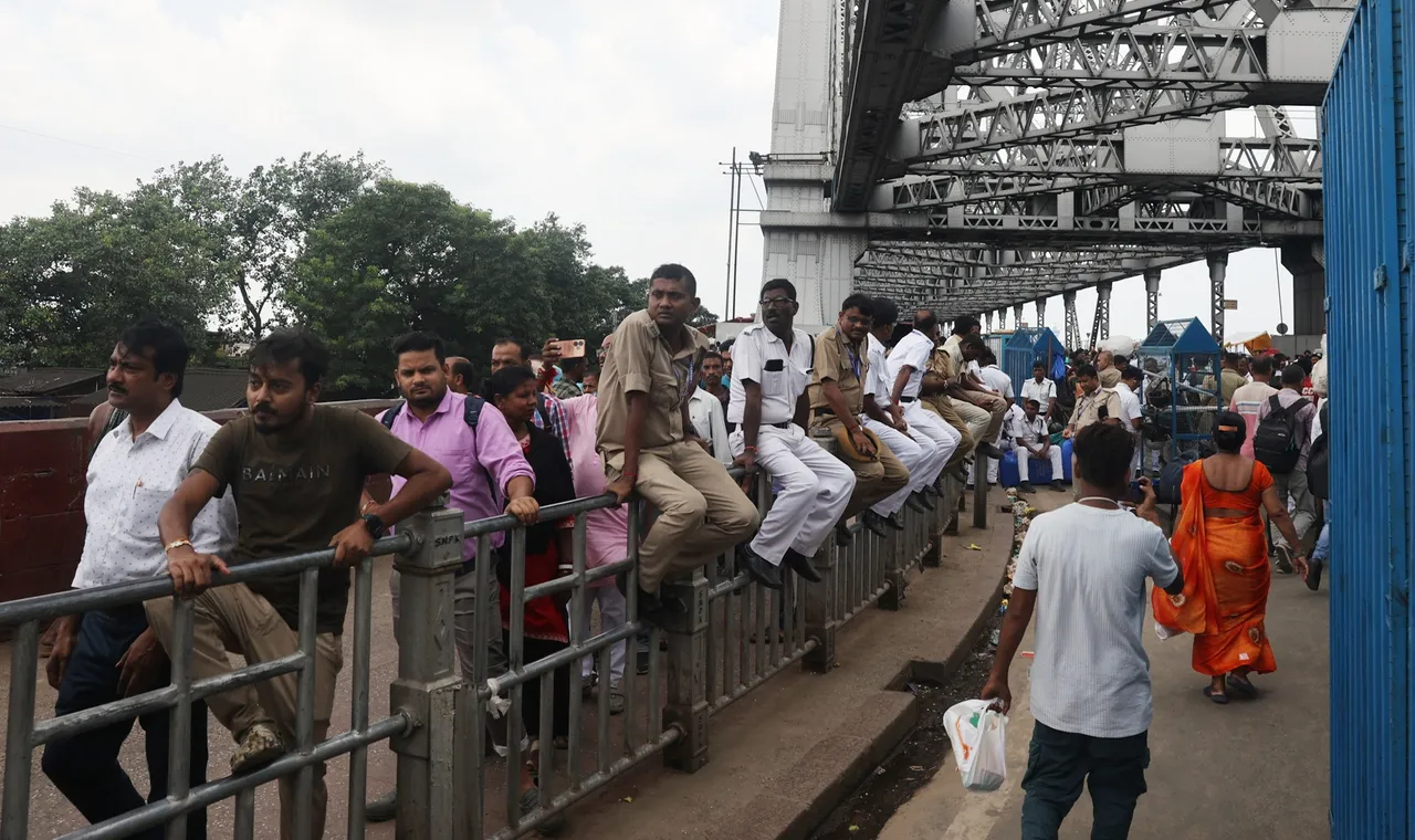 5 August 2025, Kolkata, RG Kar incident, protest, Nabanna march, tense situation,Nabanna Abhijan 2025, Nabanna Abhijan, Nabanna Abhijan kolkata, bjp, suvendu Adhikari,৫ অগাস্ট ২০২৫, কলকাতা, আরজি কর কাণ্ড, প্রতিবাদ, নবান্ন অভিযান, ধুন্ধুমার পরিস্থিতি