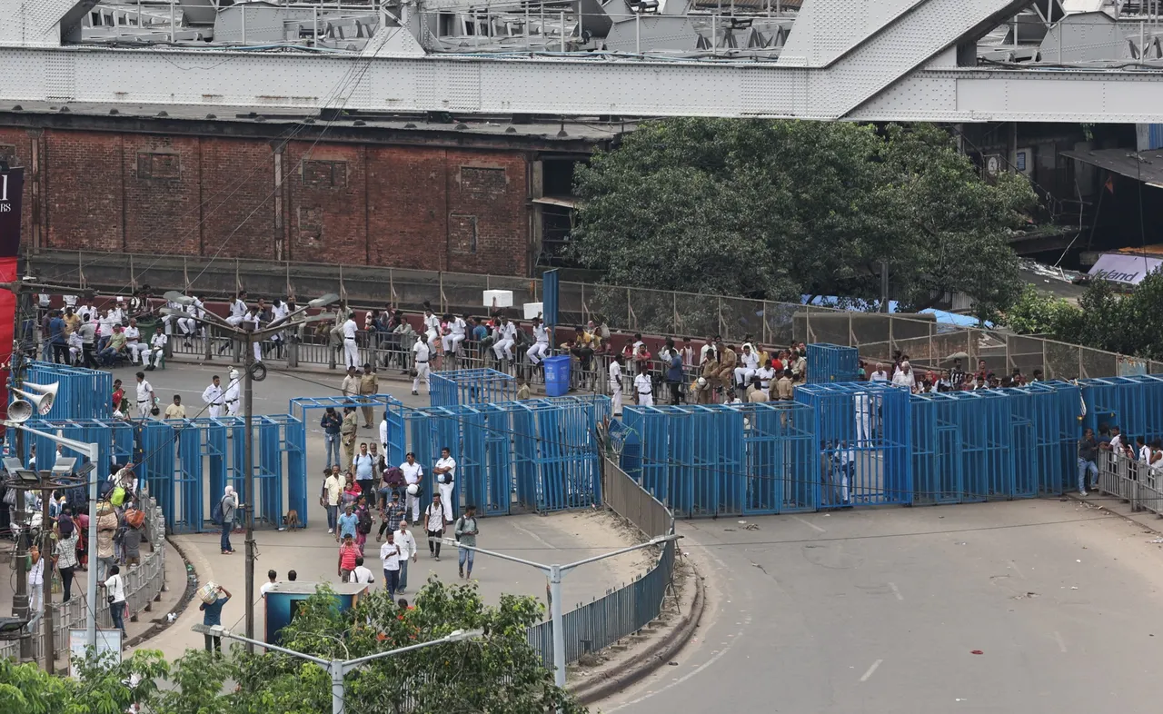 5 August 2025, Kolkata, RG Kar incident, protest, Nabanna march, tense situation,Nabanna Abhijan 2025, Nabanna Abhijan, Nabanna Abhijan kolkata, bjp, suvendu Adhikari,৫ অগাস্ট ২০২৫, কলকাতা, আরজি কর কাণ্ড, প্রতিবাদ, নবান্ন অভিযান, ধুন্ধুমার পরিস্থিতি