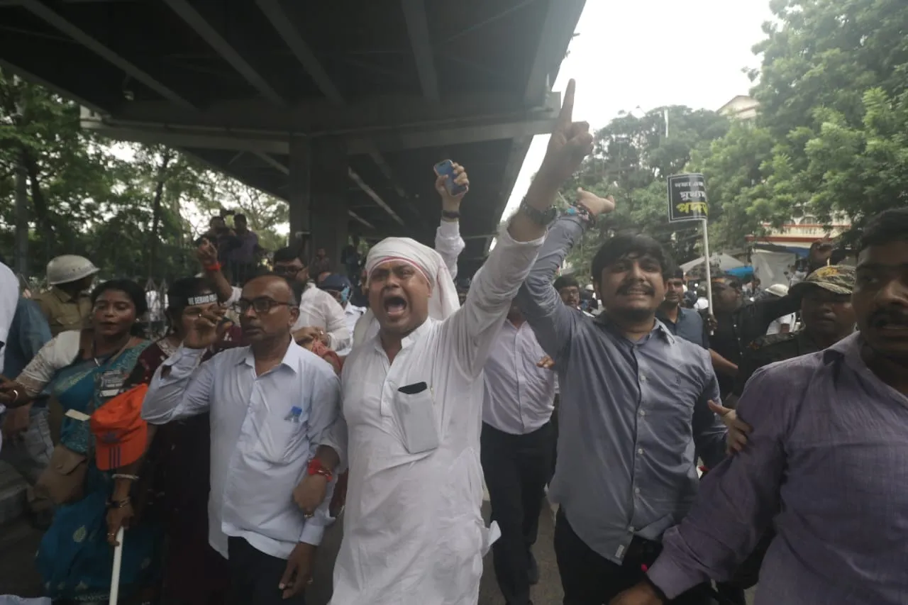 5 August 2025, Kolkata, RG Kar incident, protest, Nabanna march, tense situation,Nabanna Abhijan 2025, Nabanna Abhijan, Nabanna Abhijan kolkata, bjp, suvendu Adhikari,৫ অগাস্ট ২০২৫, কলকাতা, আরজি কর কাণ্ড, প্রতিবাদ, নবান্ন অভিযান, ধুন্ধুমার পরিস্থিতি