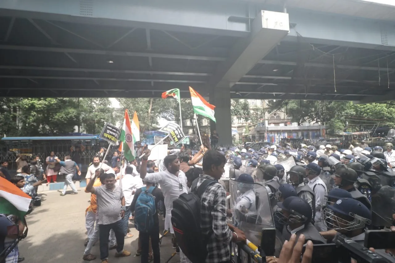 5 August 2025, Kolkata, RG Kar incident, protest, Nabanna march, tense situation,Nabanna Abhijan 2025, Nabanna Abhijan, Nabanna Abhijan kolkata, bjp, suvendu Adhikari,৫ অগাস্ট ২০২৫, কলকাতা, আরজি কর কাণ্ড, প্রতিবাদ, নবান্ন অভিযান, ধুন্ধুমার পরিস্থিতি