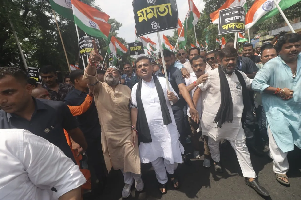 5 August 2025, Kolkata, RG Kar incident, protest, Nabanna march, tense situation,Nabanna Abhijan 2025, Nabanna Abhijan, Nabanna Abhijan kolkata, bjp, suvendu Adhikari,৫ অগাস্ট ২০২৫, কলকাতা, আরজি কর কাণ্ড, প্রতিবাদ, নবান্ন অভিযান, ধুন্ধুমার পরিস্থিতি