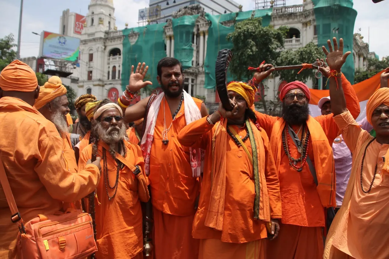 5 August 2025, Kolkata, RG Kar incident, protest, Nabanna march, tense situation,Nabanna Abhijan 2025, Nabanna Abhijan, Nabanna Abhijan kolkata, bjp, suvendu Adhikari,৫ অগাস্ট ২০২৫, কলকাতা, আরজি কর কাণ্ড, প্রতিবাদ, নবান্ন অভিযান, ধুন্ধুমার পরিস্থিতি