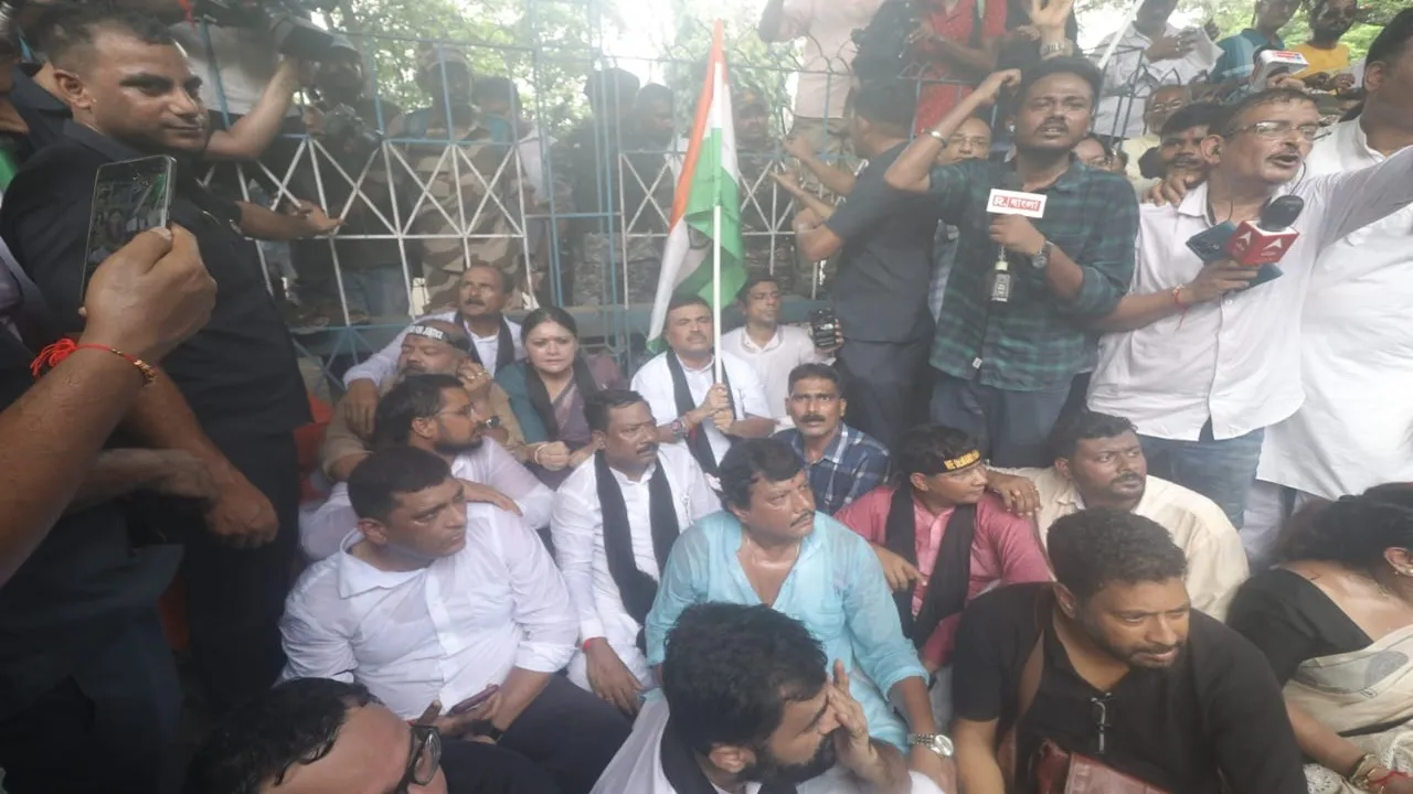 RG Kar Case,  One year anniversary  ,Nabanna Abhijan 2025  ,Chaos in protest  ,Police lathi charge  ,Lathi charge in Kolkata,  Suvendu Adhikari protest  ,BJP Nabanna march  ,TMC vs BJP  ,Government hospital corruption,  RG Kar Hospital controversy,  Protest rally  ,Mamata Banerjee,Clash with police  ,Political unrest in West Bengal  ,August 9 protest 2025  ,Street protest Kolkata,Mousumi Kayal,Tumpa Kayal,মৌসুমী কয়াল, টুম্পা কয়াল, আরজি কর কাণ্ড  ,এক বছর পূর্তি,  নবান্ন অভিযান ২০২৫  ,ধুন্ধুমার পরিস্থিতি,  লাঠিচার্জ  ,কলকাতায় পুলিশের লাঠিচার্জ,  শুভেন্দু অধিকারী বিক্ষোভ,  বিজেপির নবান্ন অভিযান  ,তৃণমূল বনাম বিজেপি,  সরকারি হাসপাতালের দুর্নীতি,  আরজি কর দুর্নীতি  ,বিক্ষোভ মিছিল,  রাস্তায় ধাওয়া-পাল্টা ধাওয়া,  পুলিশি বাধা  ,রাজনৈতিক সংঘর্ষ  ,৯ অগাস্ট প্রতিবাদ  ,পশ্চিমবঙ্গ রাজনীতি ২০২৫