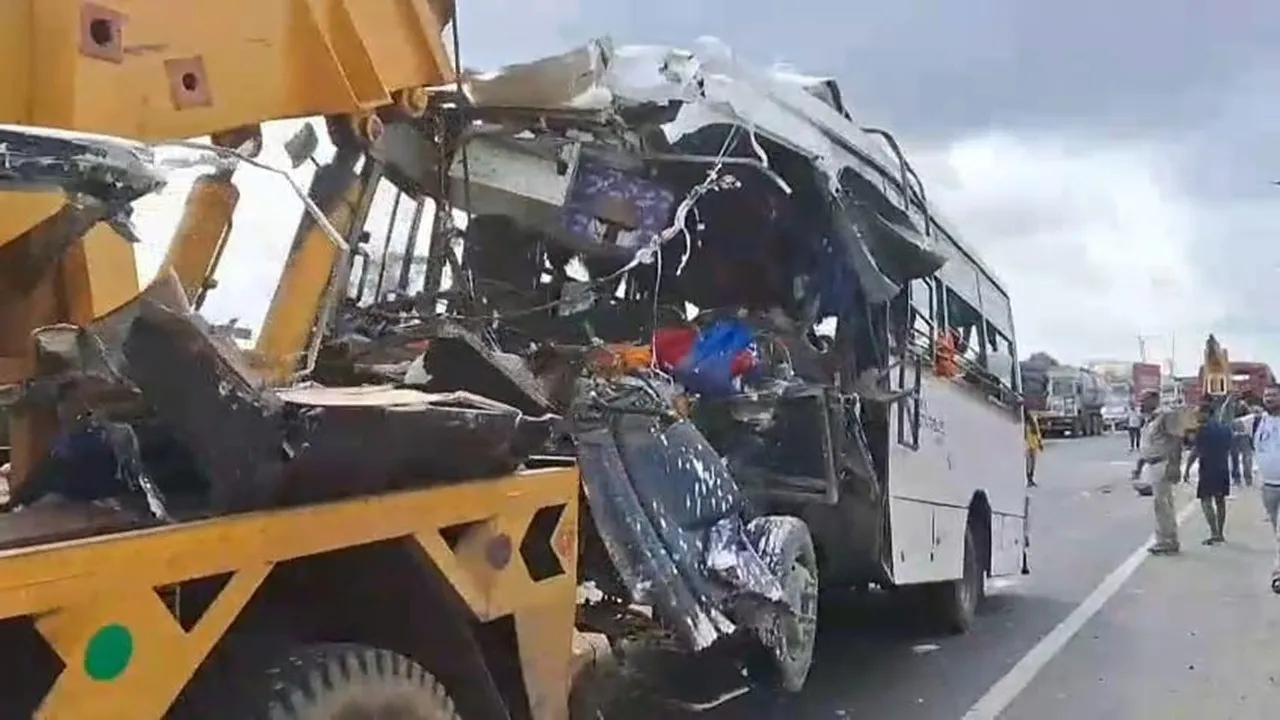 10 killed  ,Road accident,  Burdwan  ,Returning to Bihar,  Pilgrims,  Holy dip  ,Gangasagar,  Fatal crash  ,Many injured  ,National Highway accident,মৃত ১০,  সড়ক দুর্ঘটনা,  বর্ধমান,  বিহার ফেরত  ,পূণ্যার্থী  ,পবিত্র স্নান,  গঙ্গাসাগর,  মর্মান্তিক দুর্ঘটনা  ,আহত বহু , জাতীয় সড়ক দুর্ঘটনা