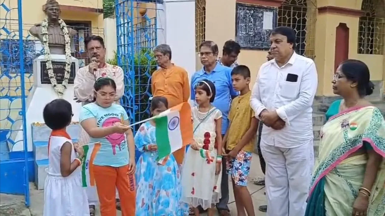 79th Independence Day  ,Netaji Subhas Chandra Bose,  Birthplace,  Subhasgram , Kodalia,  National flag hoisting,  Independence Day celebration,  Patriotism  ,Historic site  ,Visitor crowd,Independence Day 2025,৭৯তম স্বাধীনতা দিবস,  নেতাজী সুভাসচন্দ্র বসু,  জন্মভিটে  ,সুভাষগ্রাম , কোদালিয়া  ,জাতীয় পতাকা উত্তোলন,  স্বাধীনতা দিবস উদযাপন,  দেশপ্রেম,  ঐতিহাসিক স্থান,  দর্শনার্থীদের ভিড়