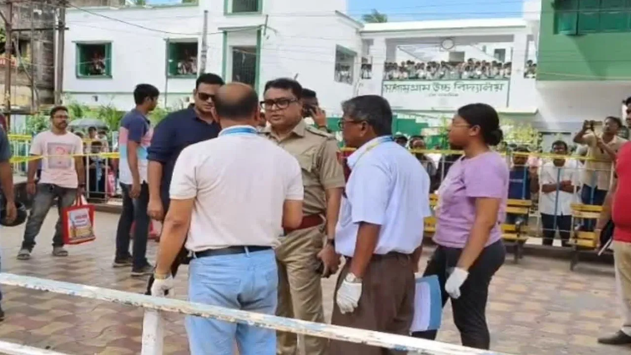 Explosion in Madhyamgram,মধ্যমগ্রামে বিস্ফোরণ,One killed,একজন নিহত,Police superintendent concerned,পুলিশ সুপার শঙ্কিত,Major sabotage plot suspicion,	বড়সড় নাশকতার ছকের আশঙ্কা,Investigation underway,তদন্ত চলছে,Public safety risk,জনসুরক্ষা ঝুঁকি,নিরাপত্তা সতর্কতা, Outside Madhyamgram High School,	মধ্যমগ্রাম হাই স্কুলের বাইরে, Rising concerns,উদ্বেগ বাড়ছে
