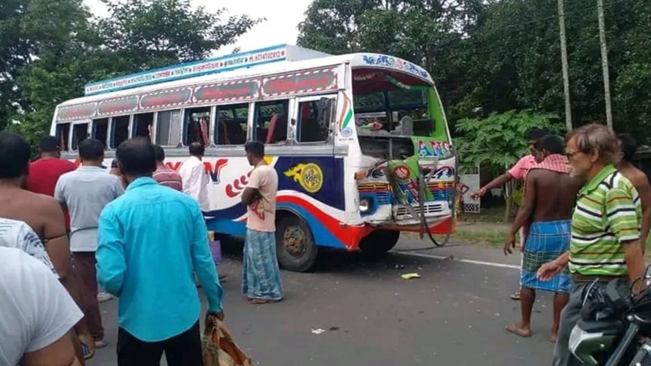 Kalna,  road accident,  bus collision,  3 dead,  father-daughter killed  ,West Bengal accident  ,traffic accident,কালনা  ,সড়ক দুর্ঘটনা,  বাসের ধাক্কা,  মৃত ৩,  বাবা-মেয়ে মৃত  ,দুর্ঘটনা পশ্চিমবঙ্গ  ,ট্রাফিক দুর্ঘটনা