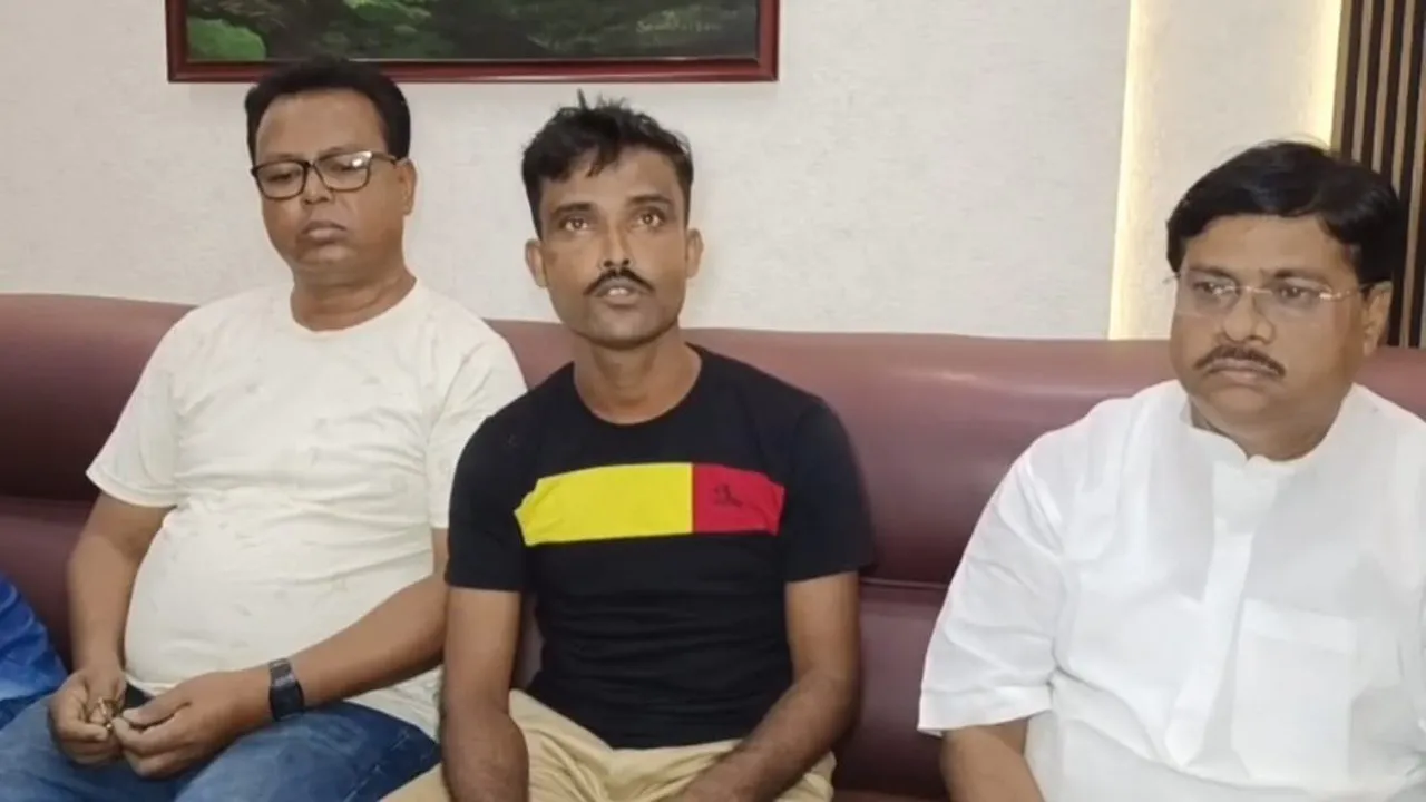 Migrant worker Saiful Sheikh,  Harassment in Mumbai  ,Branded Bangladeshi for speaking Bengali  ,Bishnupur worker returns home,  South 24 Parganas news , Migrant worker crisis  ,Forced return from Mumbai  ,Dadar factory worker,  Help from Abhishek Banerjee  ,Bengali workers harassment,পরিযায়ী শ্রমিক সাইফুল শেখ,  মুম্বইয়ে হেনস্থা  ,বাংলা বলায় বাংলাদেশি তকমা,  বিষ্ণুপুর শ্রমিকের ফেরা  ,দক্ষিণ ২৪ পরগনার খবর  ,পরিযায়ী শ্রমিক সমস্যা,  হেনস্থার জেরে দেশে ফেরা,  দাদর কারখানার শ্রমিক,  অভিষেক বন্দ্যোপাধ্যায়ের সাহায্য,  বাংলার শ্রমিকদের হেনস্থা