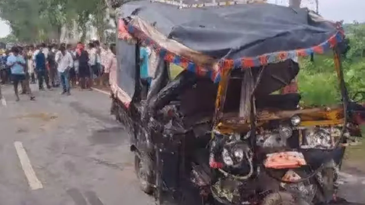 পাটনা পথ দুর্ঘটনা, Daniawan accident Patna, ট্রাক অটো সংঘর্ষ, Patna road accident news, পাটনায় ট্রাক অটোর সংঘর্ষ, Bihar road accident 2025, ৮ জন নিহত পাটনা দুর্ঘটনা, truck auto collision Patna, পাটনায় গঙ্গাস্নান যেতে গিয়ে দুর্ঘটনা, Daniawan Patna news, পথ দুর্ঘটনা আজ, Patna breaking news accident, পাটনা জেলার খবর, Bihar tragic accident, ট্রাক চালক পলাতক পাটনা, Patna hospital injured, দানিয়াওয়ান দুর্ঘটনা
