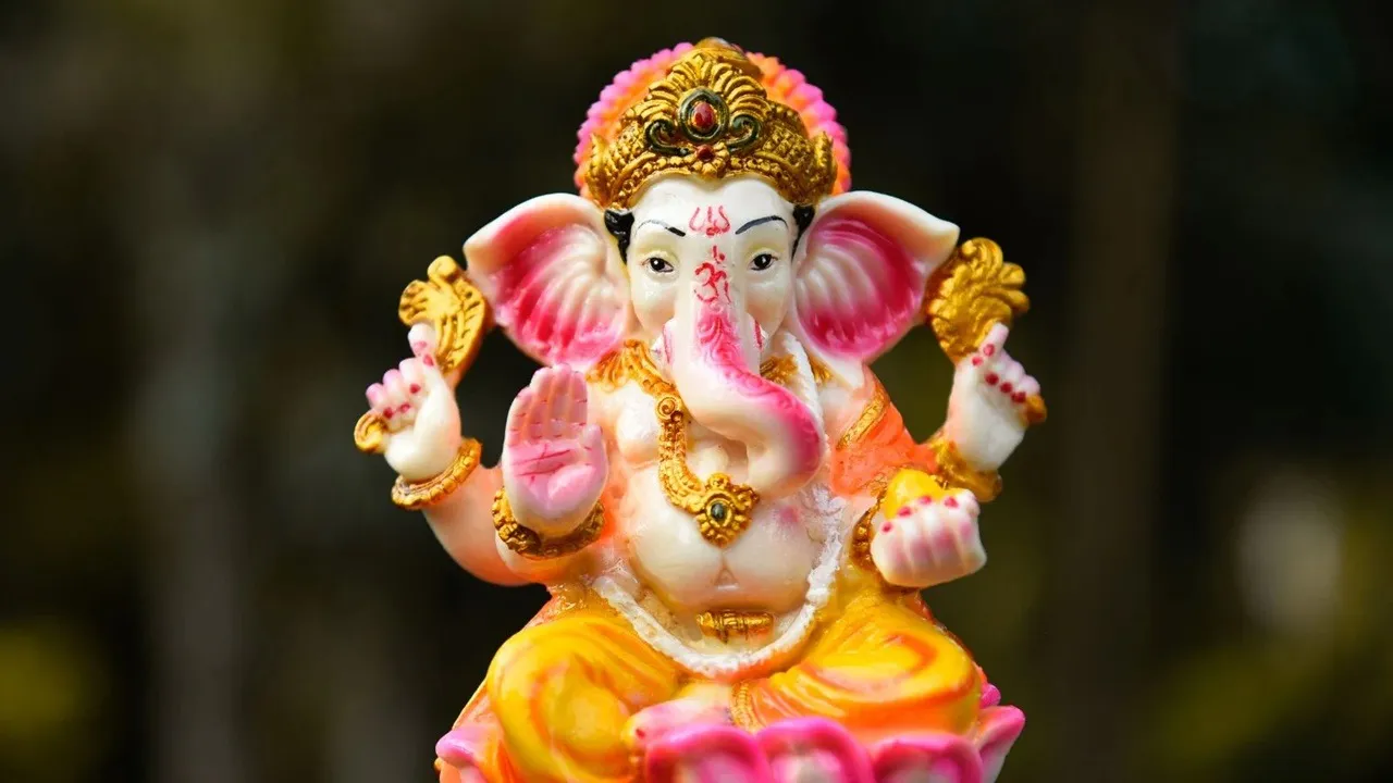 10-day significance of Ganesh Chaturthi  ,Anant Chaturdashi / Immersion day , Pranaprathistha (installing deity)  ,Shodashopachar (16 rituals)  ,Daily aarti and prasada,  Madhyahna Puja Muhurat,  Mantra chanting & devotional offerings,  From birth to immersion ceremony ,Spiritual cleansing & communal bonding,  ‘Remover of obstacles’ (Vighnaharta),  Tradition, unity, Ganesh Chaturthi   2025,Ganesh Puja, festive devotion,গণেশ চতুর্থীর ১০ দিনের তাৎপর্য  ,অনন্ত চতুর্দশী/উৎসবের সমাপ্তি,  প্রাণ প্রতিষ্ঠা (প্রাণপ্রতিষ্ঠা),  ষোড়শ উপাচার (১৬ উপাচার)  ,প্রতিদিনের আরতি ও প্রাসাদ,  মধ্যাহ্ন পূজা মুহূর্ত  ,মঙ্গল প্রেরণ (মন্ত্র ও ভজন),  জন্মোৎসব থেকে বিসর্জন পর্যন্ত  ,সমগ্র আত্মশুদ্ধি ও ঐক্যবোধ,  ভগবান সফলতা ও বিধ্নহরণকারী  ,সজীব ঐতিহ্য ও সংস্কৃতি