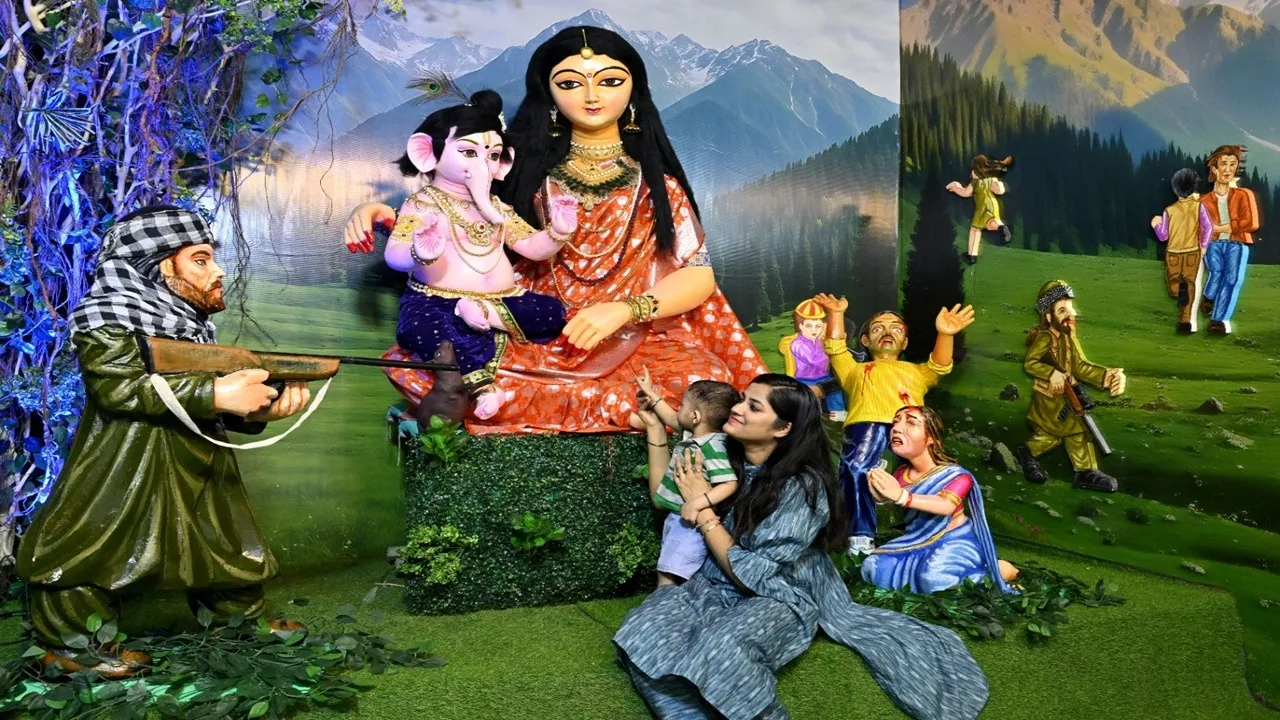 বীর গণেশ, রক্ষা কে দেবতা, গণেশ চতুর্থী ২০২৫, বাগুইআটি গণেশ প্যান্ডেল, এক্সিকিউটিভ প্যালেস কমপ্লেক্স, পাহালগাম জঙ্গি হামলা, অপারেশন সিন্দুর, শহিদদের শ্রদ্ধাঞ্জলি, দীপঙ্কর পাল গণেশ প্রতিমা, দেশপ্রেমিক থিম প্যান্ডেল