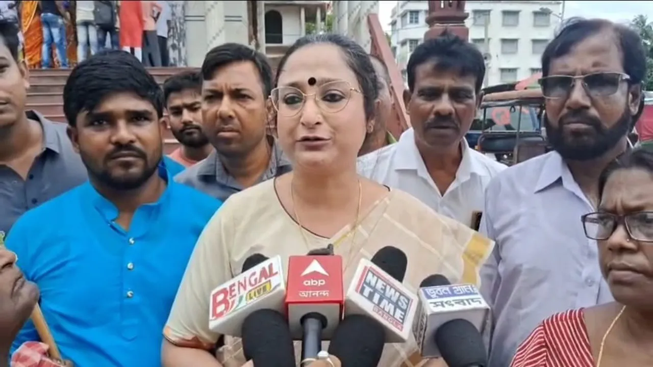 Thakurbari politics-free temple  ,Indrani Dutta Chatterjee expelled,  Subrata Thakur intervention,  Political intrusion in religious space  ,Congress leader protest  ,Religious certificate camp controversy  ,Mamata Thakur response,ঠাকুরবাড়ি মন্দির,  রাজনীতি মুক্ত মসৃণতা,  রাজনীতি পর্যন্ত হস্তক্ষেপ,  ইন্দ্রানী দত্ত চ্যাটার্জির অভিযোগ,  সুব্রত ঠাকুরের হস্তক্ষেপ,  মতুয়া ধর্মীয় সার্টিফিকেট ক্যাম্প,  ধর্ম ও রাজনীতির সীমা  ,মমতা ঠাকুরের প্রতিক্রিয়া