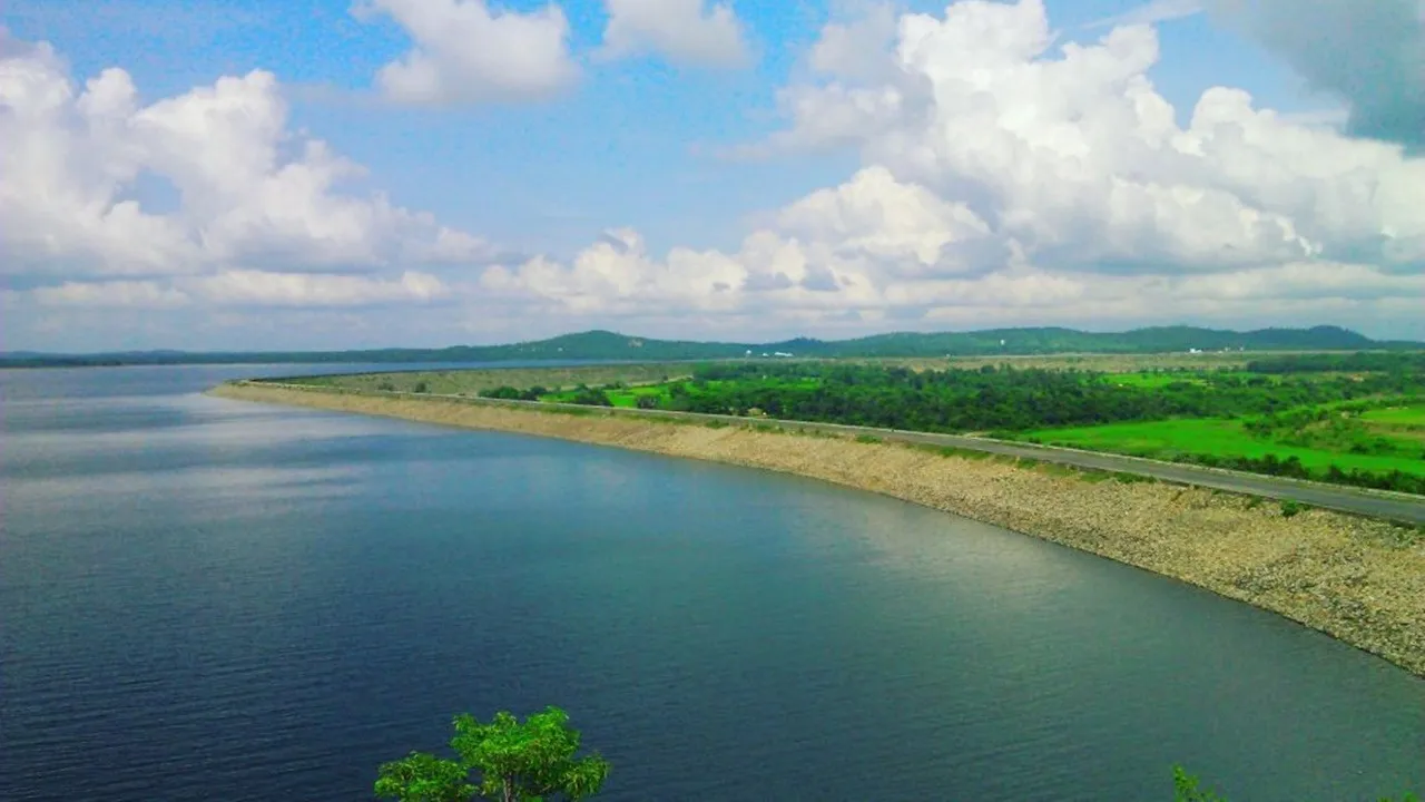 Mukutmanipur in monsoon,  Monsoon picnic near Kolkata,  Misty reservoir views,  Rainy season greenery  ,Kangsabati Dam during rains  ,Boat ride in monsoon,  Lush monsoon landscape  ,Cloud-covered hills Mukutmanipur,  Monsoon weekend getaway  ,Deer Park Mukutmanipur monsoon,বর্ষার মুকুটমণিপুর  ,মোনসুন পিকনিক , কুয়াশায় ভাসমান জলরাশি,  বাংলার সবুজের পাছা  ,বর্ষাকালীন ল্যান্ডস্কেপ  ,কংসবতী বাঁধ বর্ষায়,  বোট রাইড বর্ষায় মুকুটমণিপুরে,  বর্ষার হাঁটার পথ  ,Bonpukuria হরিণ উদ্যান বর্ষাকালে , Musafirana কুয়াশা ভরা দৃশ্য
