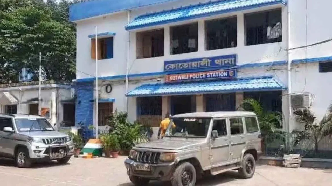 Isha Mallik murder, Krishnanagar  ,Debraj Singha still absconding,  Boyfriend shooting after breakup  ,Point-blank shooting inside home,Security lapse in admin zone,  Mobile phone evidence,  Police investigation ongoing,  500-meter zero-security zone  ,Run-away suspect,  Manhunt for Debraj Singh  ,Solo victim at home  ,Nadia district crime  ,Rural-urban escape route knowledge,ইশা মল্লিক খুন (Isha Mallik খুন),  কৃষ্ণনগর গুলিবিদ্ধ ছাত্রীর ঘটনা  ,দেবরাজ সিং এখনও অধরা (Debraj Singha still absconding)  ,প্রেমের সম্পর্ক ইস্যু (ব্রেক-আপ),  বিনা-সুরক্ষা এলাকায় গুলি; বাড়ির ভিতর ঢুকে খুন  ,৫০০ মিটার নিরাপত্তা জোনে মার্নিং  ,মোবাইল ব্যবহারের তথ্য (phone communication evidence),পুলিশি অনুসন্ধান চলছে  ,কাটারি-দুপুরে খুন, নির্জন সময় , নিরাপত্তা ব্যর্থতা নিয়ে প্রশ্ন  ,মল্লিকবাড়ি দোতলা, একা ছিল ইশা  ,উত্তর ২৪ পরগণা, কাঁচরাপাড়া পটভূমি  ,পুলিশি মনহান্ট চলছে