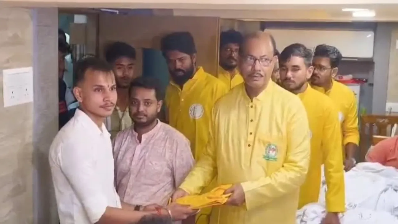 Surendranath Evening College  ,Principal Jafar Ali Akhan  ,Distribution of clothes to TMCP members,  ‘Joy Bangla’ Punjabi,  TMCP Foundation Day event  ,Clash with University exams,  TMCP T-shirts and scarves distribution,  Political student organization involvement,সুরেন্দ্রনাথ সান্ধ্য কলেজ,  অধ্যক্ষ জাফর আলি আখান,  টিএমসিপি সদস্যদের পোশাক বিতরণ  ,‘জয় বাংলা’ পাঞ্জাবি,  তৃণমূল ছাত্র পরিষদ প্রতিষ্ঠা দিবস  ,পরীক্ষা চলাকালীন রাজনৈতিক কর্মসূচি,  টিশার্ট ও ওড়না বিতরণ,  বিশ্ববিদ্যালয়ের পরীক্ষা ও ছাত্র সংগঠন সংঘাত  ,ছাত্র সংগঠন-শাসনদল সংযোগ