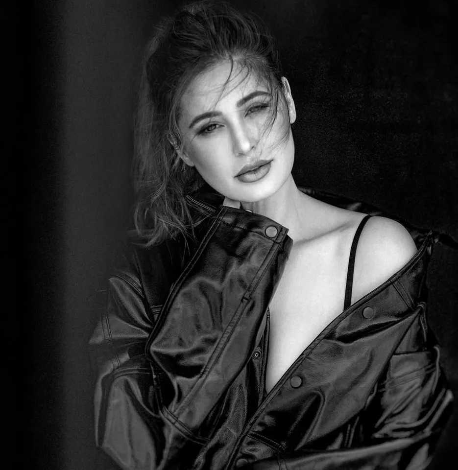Just a headshot… but it screams runway rewind. It’s giving that late  80s early 90s Vibe .I love