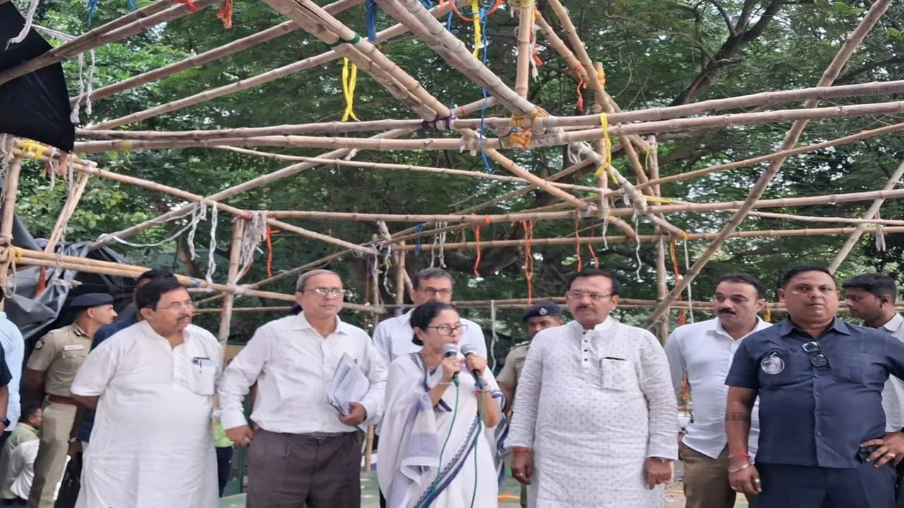 Army withdraws, TMC opens language movement stage at Mayo Road,  Mayo Road protest stage opened by TMC after army pullout  ,Language protest stage inaugurated on Mayo Road after army revokes permission,  TMC banner protest at Mayo Road launched post army withdrawal,মেয়ো রোডে সেনা সরিয়ে তৃণমূল ভাষা আন্দোলন মঞ্চ উদ্বুদ্ধ,  সেনাবাহিনী নামিয়ে তৃণমূলের অভিধান-সম্মান মঞ্চ খুলল,  মেয়ো রোডে ভাষা আন্দোলন: সেনার অনুমতি প্রত্যাহার, মমতা ব্যানার্জির প্রতিবাদ,  সেনা সরিয়ে তৃণমূলের ল্যাঙ্গুয়েজ স্টেজ উদ্বোধন
