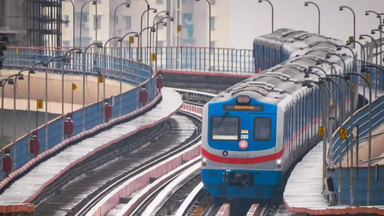Kolkata Metro record ridership September 1 2025,  8 lakh passengers in one day Kolkata Metro,  Kolkata Metro ridership 8,07,030 commuters  ,Metro record-breaking commuter count 1 Sept,  Blue Line 5.83 lakh and Green Line 2.04 lakh passengers,কলকাতা মেট্রো একদিনে ৮ লাখ যাত্রী,  ১ সেপ্টেম্বর ২০২৫ মেট্রো যাত্রী রেকর্ড,  মেট্রোতে রোজ ৮,০৭,০৩০ যাত্রী  ,ব্লু লাইন ৫.৮৩ লাখ, গ্রিন লাইন ২.০৪ লাখ  ,কলকাতা মেট্রো যাত্রী সংখ্যা রেকর্ড বিপুল বৃদ্ধি