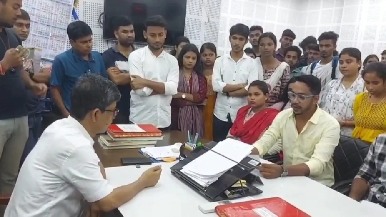 Katwa College result portal not updated,  92 students unable to upload marks,  Katwa College exam result glitch  ,University admission portal delay West Bengal , Katwa College backlog in result publishing  ,East Burdwan University results issue , Higher education admissions at risk  ,Political Science History students portal issue  ,9 September admission deadline threat,কাটোয়া কলেজ ফলাফল আপলোড হয়নি  ,৯২ জন ছাত্র-ছাত্রীর ভবিষ্যৎ অনিশ্চিত,  ফল সংশোধন দাবি স্মারকলিপি  ,ফলাফল পোর্টাল সমস্যা পূর্ব বর্ধমান  ,বিশ্ববিদ্যালয়ের ভর্তি প্রক্রিয়ায় বাধা,  ইতিহাস ও রাষ্ট্রবিজ্ঞান বিভাগের ছাত্রদের সমস্যা,  ৯ সেপ্টেম্বর ভর্তি শেষ তারিখ উদ্বেগ  ,বিভাগীয় গাফিলতি কারণে ক্ষতি