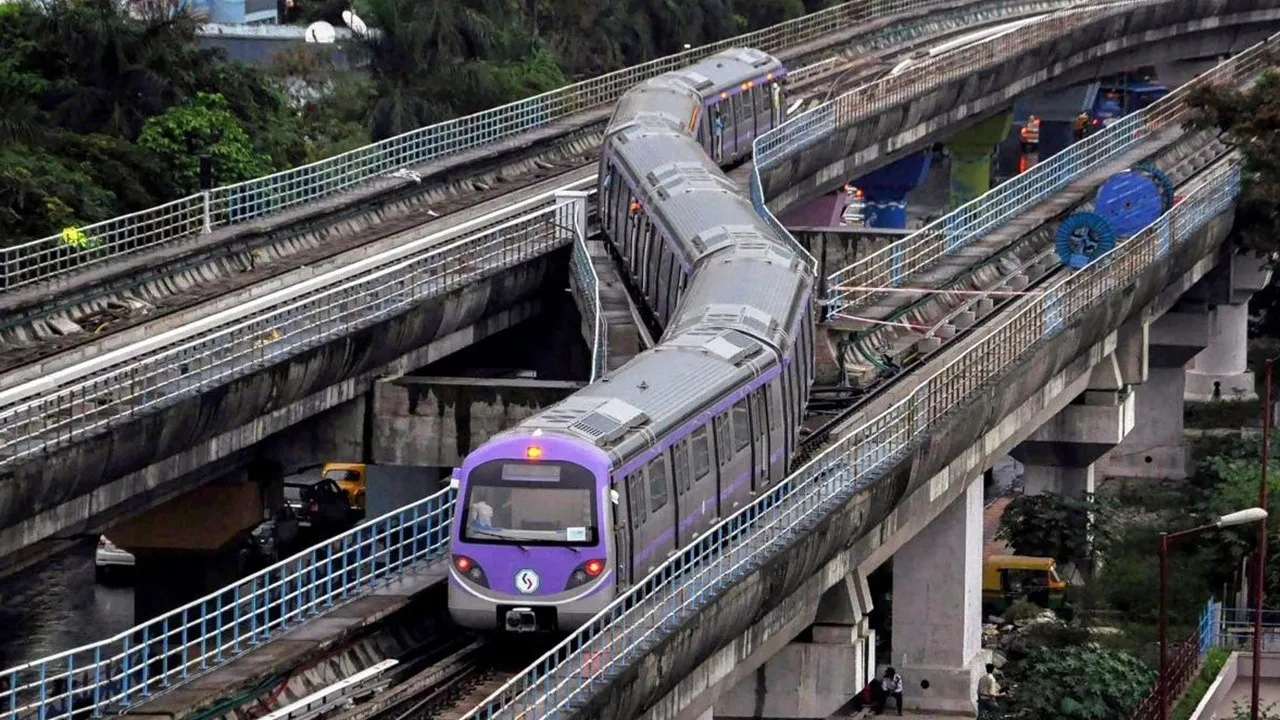 Special night metro service,বিশেষ রাতের মেট্রো সেবা ,Experimental night service,	পরীক্ষামূলক নাইট সার্ভিস ,Suspension / Suspended,স্থগিত / বাতিল করা হয়েছে ,Dum Dum station,দমদম স্টেশন ,Shahid Khudiram station,শহিদ ক্ষুদিরাম স্টেশন ,Blue Line metro,ব্লু লাইন মেট্রো ,Operational constraints,অপারেশনাল বাধা ,Maintenance issues,	রক্ষণাবেক্ষণজনিত সমস্যা ,Closure of Kavi Subhash,কবি সুভাষ স্টেশনের বন্ধ ,Till further notice,পরবর্তী নির্দেশ না দেওয়া পর্যন্ত, Metro Railway,মেট্রো রেলওয়ে, Late-night service	রাতের শেষ সার্ভিস ,10:40 p.m. timing,রাত ১০:৪০ সময়ে ,Fare adjustment / surcharge,	ভাড়া সংশোধন / অতিরিক্ত খরচ (যোগ হয়েছে), Commuters inconvenienced,যাত্রীরা অসুবিধায় পড়েছেন, Regret inconvenience,অসুবিধার জন্য দুঃখ প্রকাশ ,Co-operation requested,	সহযোগিতার অনুরোধ করা হয়েছে